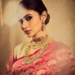 Mouni Roy Instagram - Lover of the classics ♥️ @raw_mango x @jadaujewellerybyfalgunimehta Styled by @manekaharisinghani With @chintan_shah08 Hair @chettiarqueensly Make up @chettiaralbert 📸 @gohil_jeet Mumbai, Maharashtra