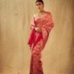Mouni Roy Instagram - Lover of the classics ♥️ @raw_mango x @jadaujewellerybyfalgunimehta Styled by @manekaharisinghani With @chintan_shah08 Hair @chettiarqueensly Make up @chettiaralbert 📸 @gohil_jeet Mumbai, Maharashtra