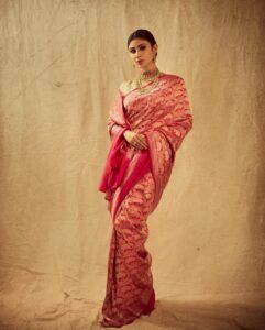 Mouni Roy Instagram - Lover of the classics ♥️ @raw_mango x @jadaujewellerybyfalgunimehta Styled by @manekaharisinghani With @chintan_shah08 Hair @chettiarqueensly Make up @chettiaralbert 📸 @gohil_jeet Mumbai, Maharashtra