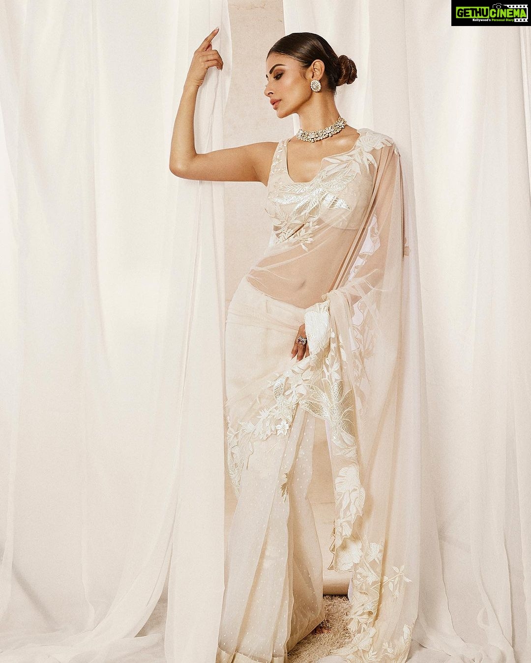 Mouni Roy Instagram - My front row cliché 🤍 #ASareeGirlForever • • • Dressed in @rohitbalofficial Jewels @anmoljewellers Rings @narayanjewels Styled by @manekaharisinghani Hair by @hairbysharda Make up by @chettiaralbert Shot by @trishasarang