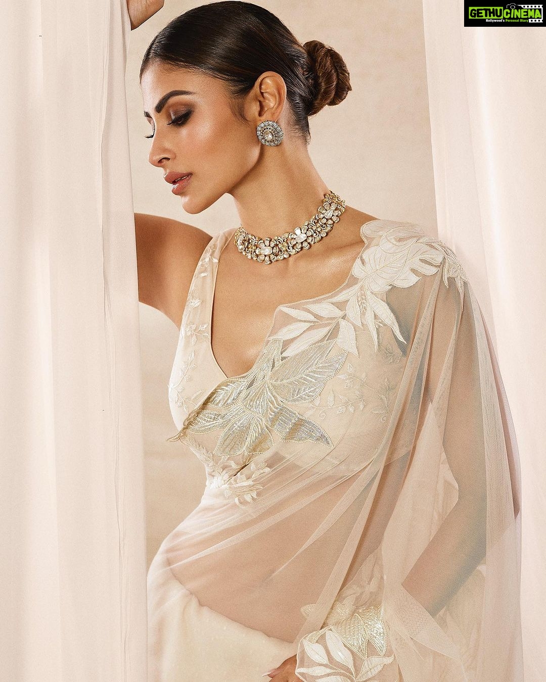 Mouni Roy Instagram - My front row cliché 🤍 #ASareeGirlForever • • • Dressed in @rohitbalofficial Jewels @anmoljewellers Rings @narayanjewels Styled by @manekaharisinghani Hair by @hairbysharda Make up by @chettiaralbert Shot by @trishasarang