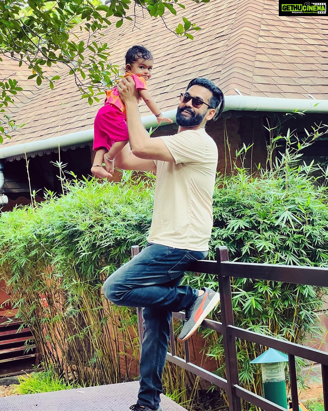 Mridula Vijay Instagram - Happy birthday to my life line , the funniest daddy, the ice man ( coolest person ever I had seen) . I would like to have spend this auspicious day with you but unfortunately you’re busy with your work, but don’t worry I’m on d way to meet you soon my dear 🤪 Love you lots 😘😘😘