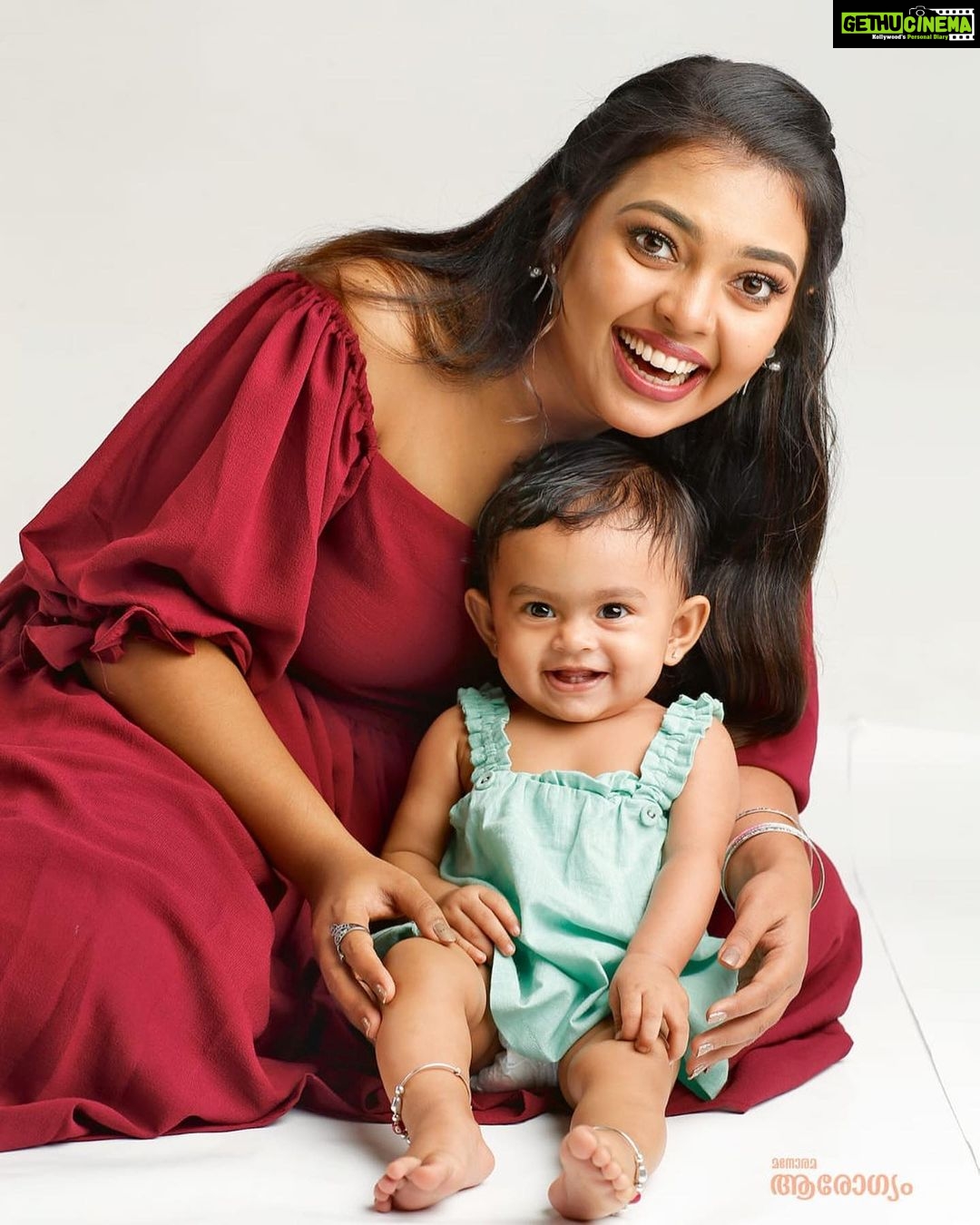 Mridula Vijay Instagram - Manorama Arogyam Magazine Latest Edition @manoramaarogyam . Photography @syam__babu Stylist @joe_elize_joy MUA @tonythemakeupartist . Thank you my dearest husband @yuvakrishna_official for your great support and thanks to my family. Special thanks to my baby Dwani @dwanikrishna_official for the cooperation and you are the only reason for happening this 🥰