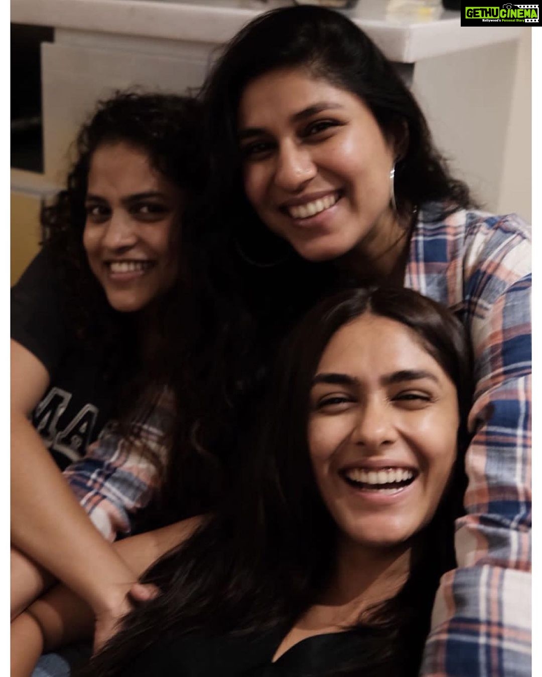 Mrunal Thakur Instagram - No better birthday present than the present. Thanks for making birthday so so special you all 💖🌻🦋