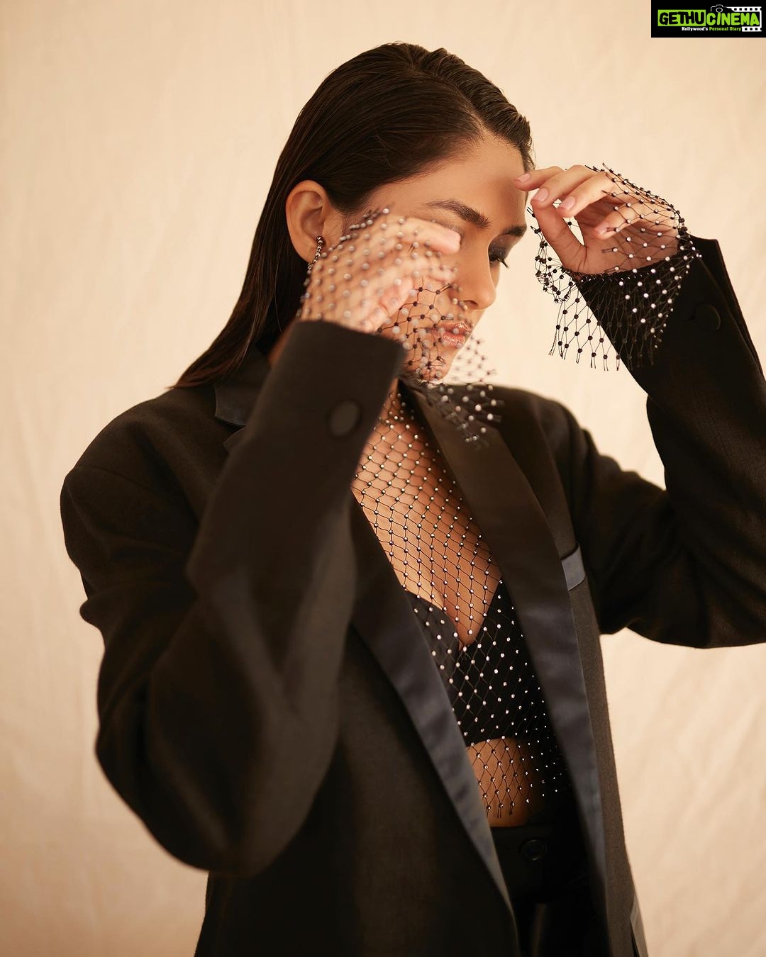 Mrunal Thakur Instagram - Shimmer and s̶h̶i̶n̶e̶ blaze 🖤