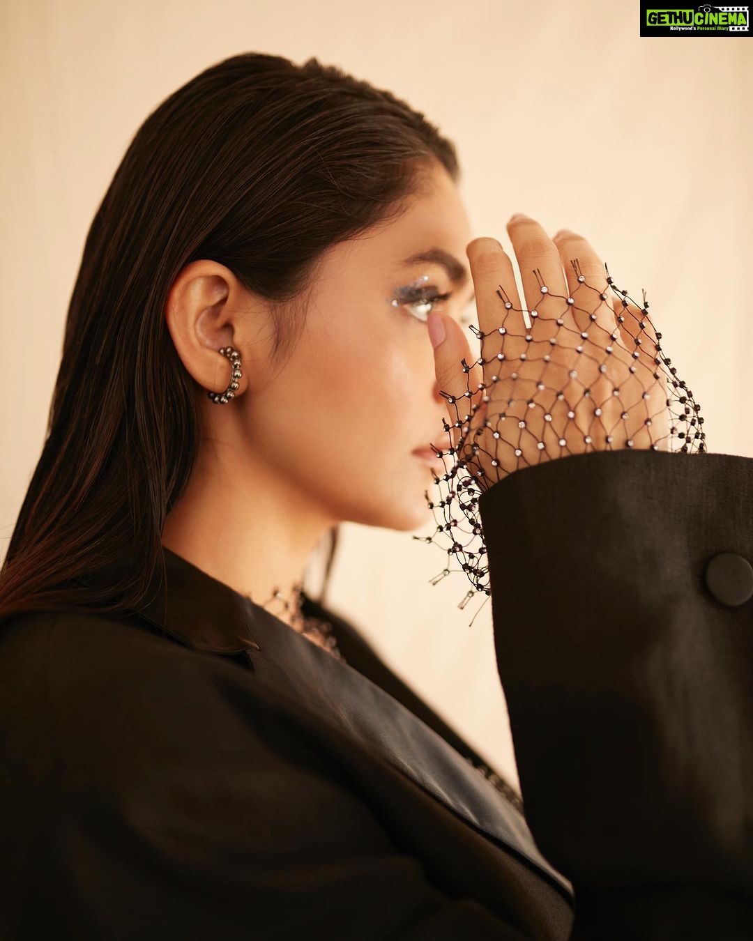 Mrunal Thakur Instagram - Shimmer and s̶h̶i̶n̶e̶ blaze 🖤
