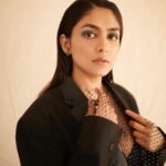 Mrunal Thakur Instagram - Shimmer and s̶h̶i̶n̶e̶ blaze 🖤