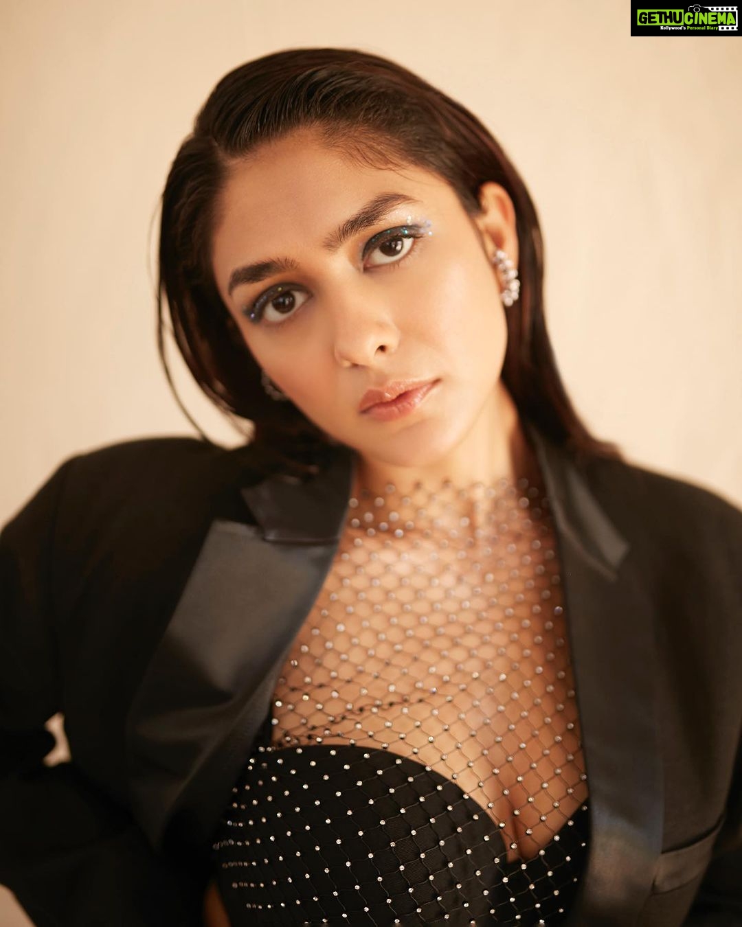 Mrunal Thakur Instagram - Shimmer and s̶h̶i̶n̶e̶ blaze 🖤