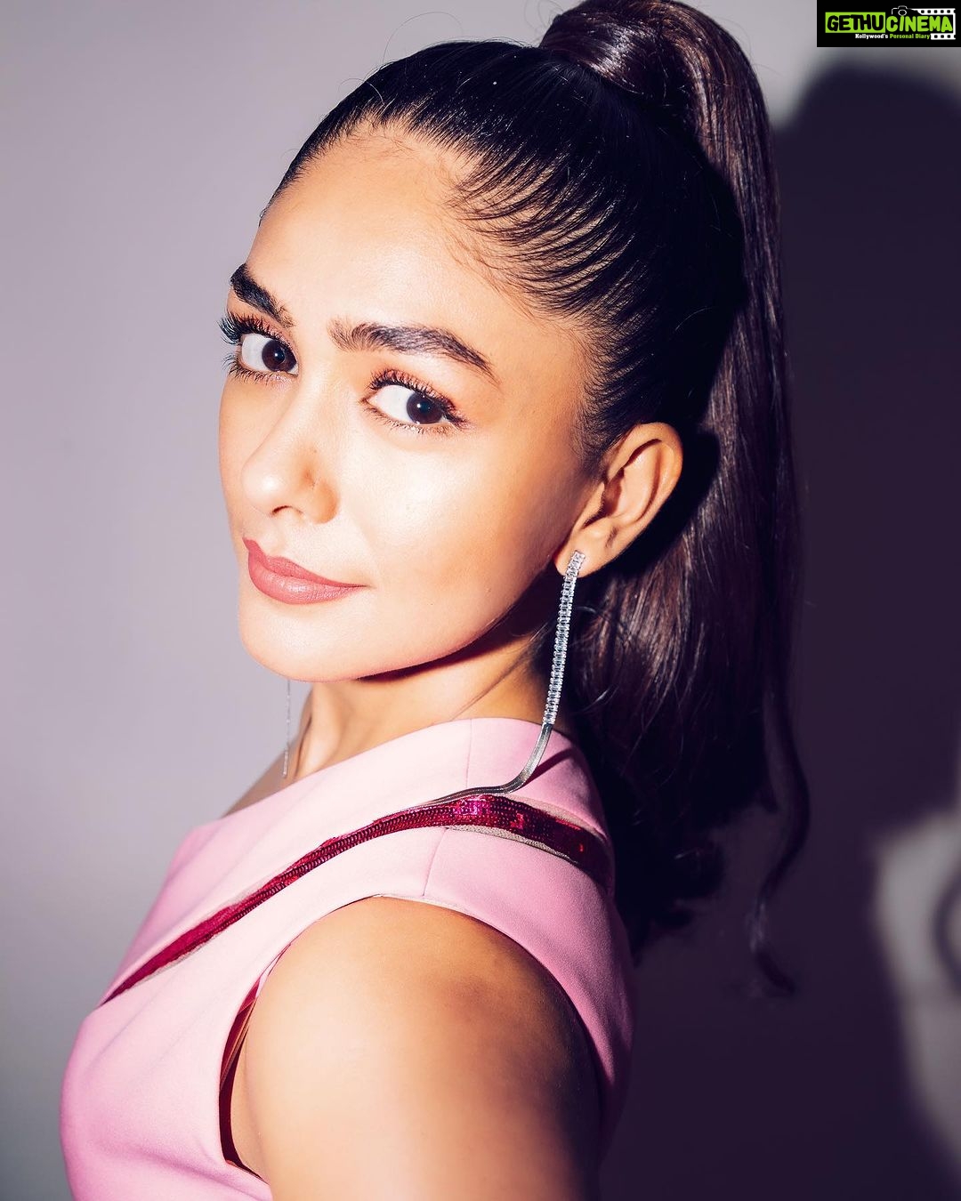 Mrunal Thakur Instagram - Barbie energy in this Oppenheimer world! 💝🌷💄