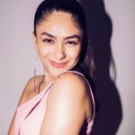 Mrunal Thakur Instagram - Barbie energy in this Oppenheimer world! 💝🌷💄