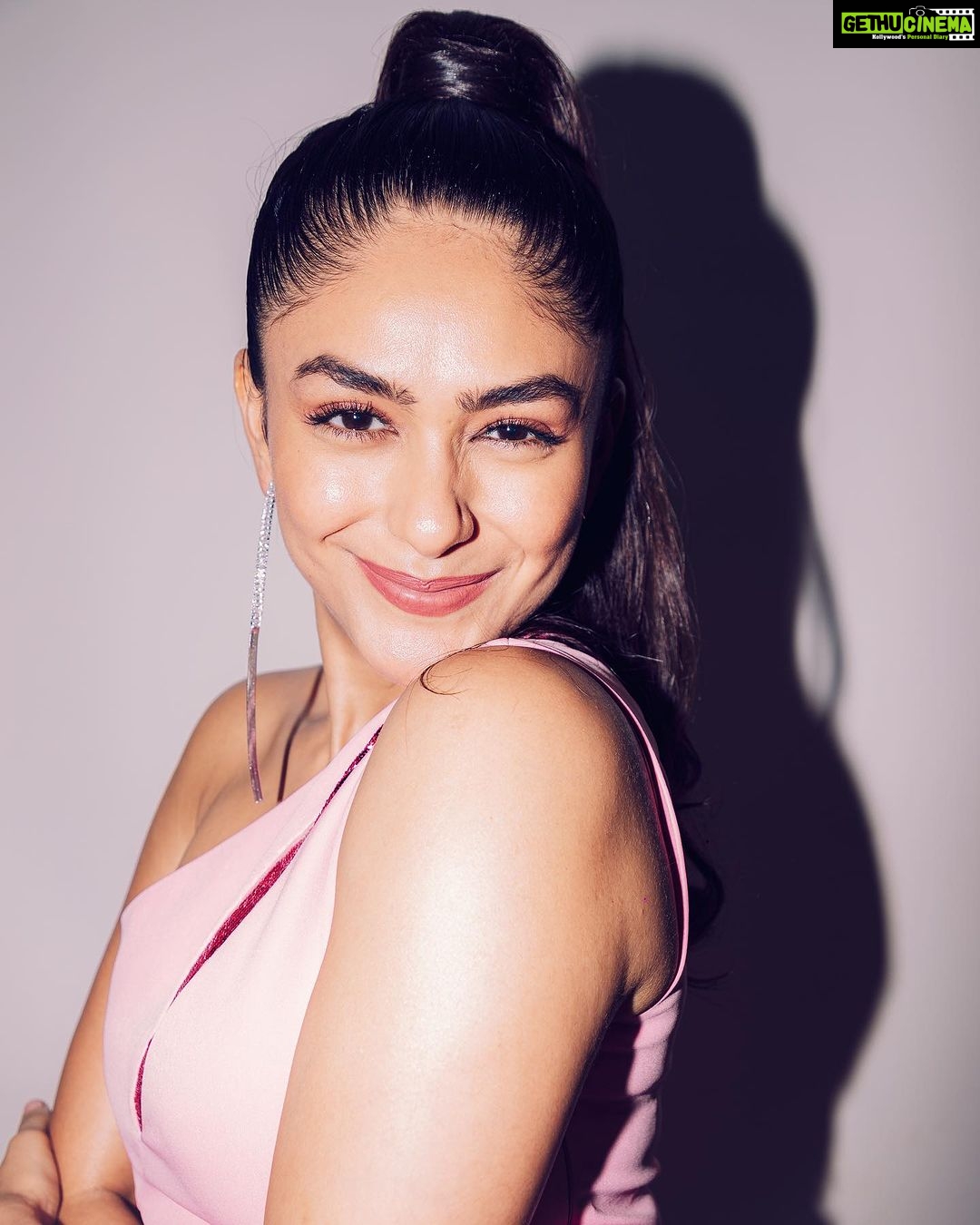 Mrunal Thakur Instagram - Barbie energy in this Oppenheimer world! 💝🌷💄
