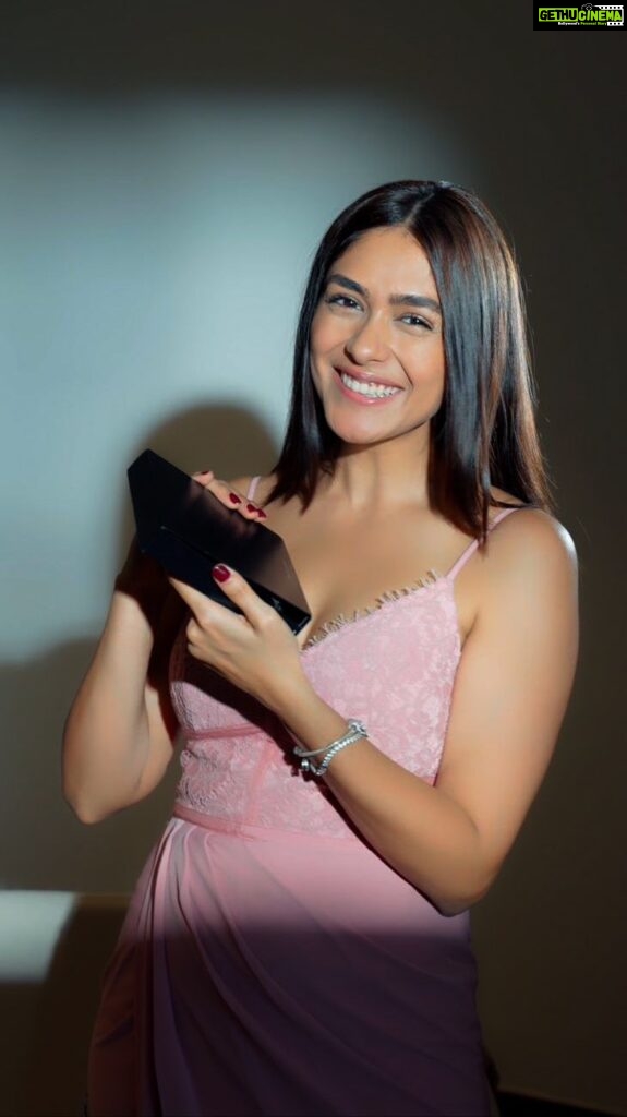 Mrunal Thakur Instagram - Sugar, spice and everything nice...that’s what @reneeofficial’s premium fragrance set is made of! Here’s a little secret, use code ‘MRUNAL10’ and get 10% off on www.reneecosmetics.in! 🤫 #Ad #ReneeCosmetics #LuxuryPerfume #LongLasting