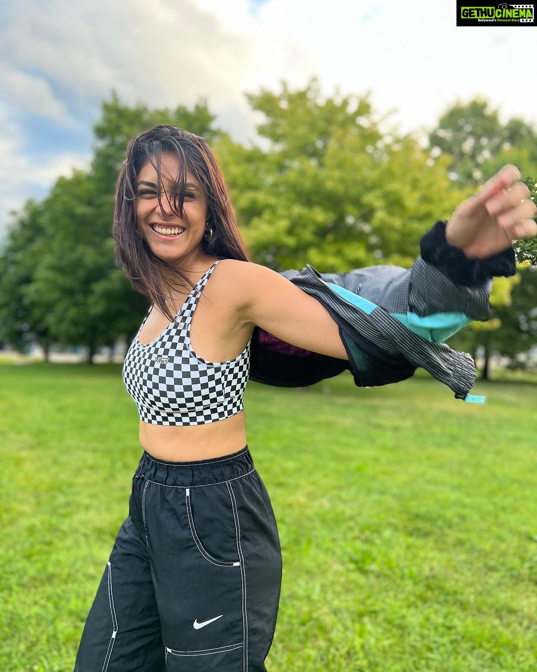 Mrunal Thakur Instagram - E S S E N T I A L S 🧁🌷☕️☀️