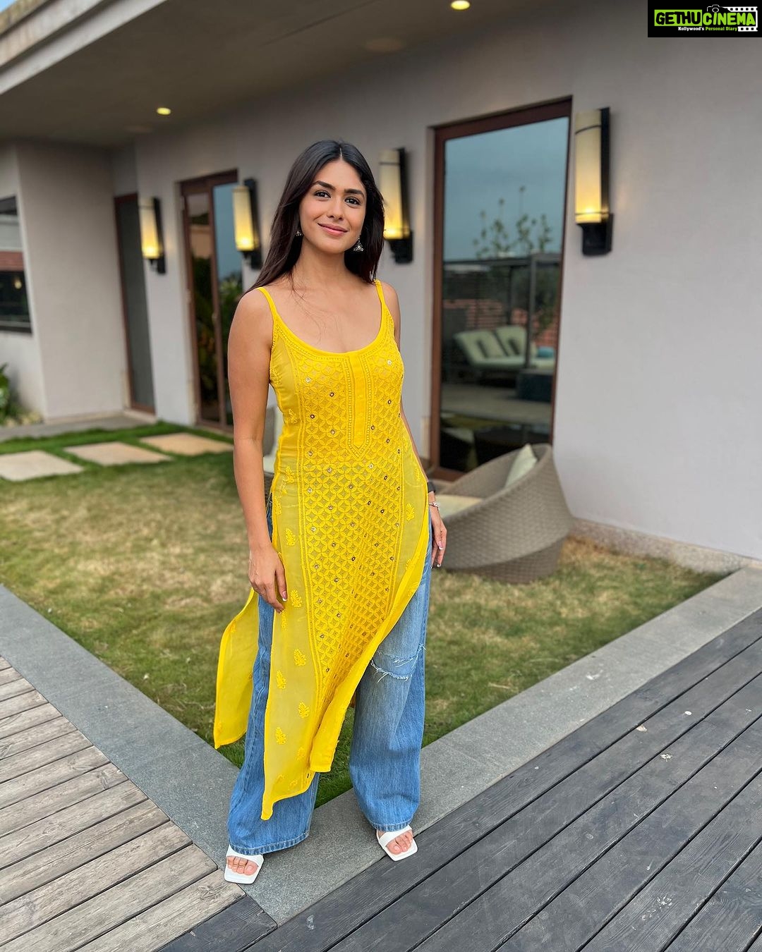 Mrunal Thakur Instagram - E S S E N T I A L S 🧁🌷☕️☀️