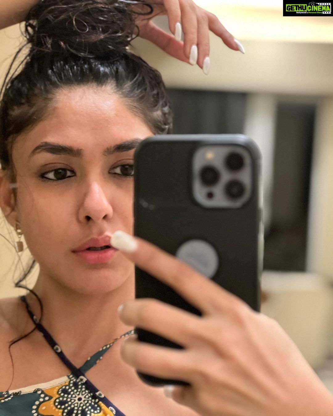 Mrunal Thakur Instagram - E S S E N T I A L S 🧁🌷☕️☀️