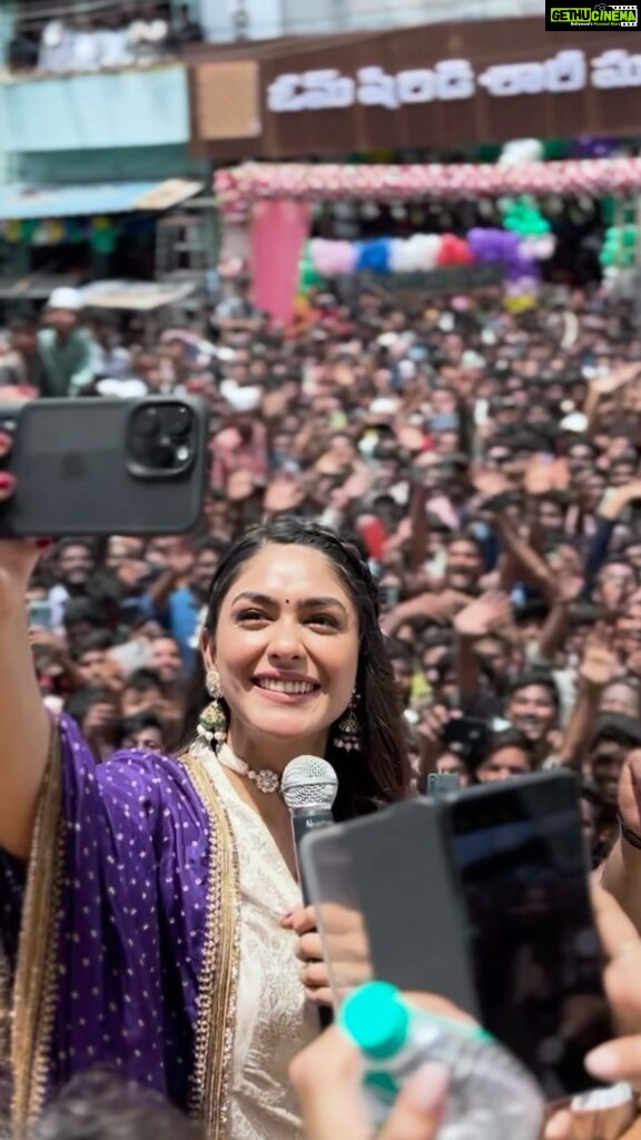 Mrunal Thakur Instagram - Thank you for all the love #Guntur and for making this such a special and memorable experience 🫶🏼 Had an incredible time at the grand opening of the @southindiashopping in Guntur! It was a delight to see all my lovely fans show their support in such wild numbers. 💖