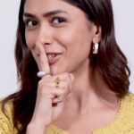 Mrunal Thakur Instagram - The secret is out! Get ready to shop till you drop at the first ever ENOKI kiosk at Sarath City Capital Mall in Hyderabad! From super convenient work bags to resort wear totes to gorgeous party slings...@Enoki_world has got a little something for every mood! #enokibags #handbags #slingbags #clutches #hyderabad