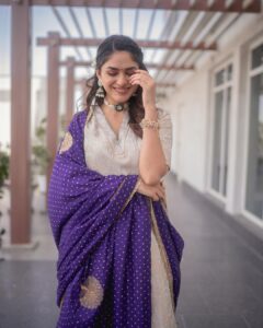 Mrunal Thakur Instagram - Gajra after almost a year!