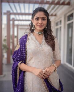 Mrunal Thakur Instagram - Gajra after almost a year!