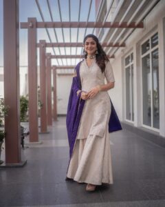 Mrunal Thakur Instagram - Gajra after almost a year!