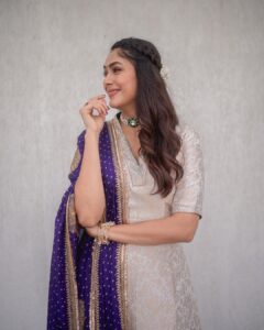 Mrunal Thakur Instagram - Gajra after almost a year!