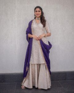 Mrunal Thakur Instagram - Gajra after almost a year!