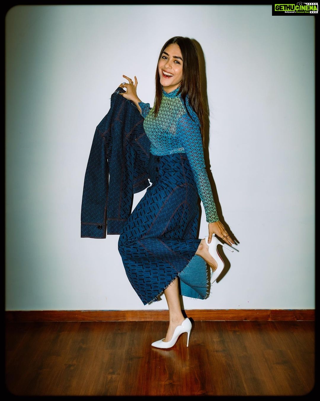 Mrunal Thakur Instagram - CAMERA CRUMBS đ¸ Outfit - @studiomoonray Earring - @iblamebeads @tas27 Rings - @e3kjewelry @shopanatina @ascend.rohank @misho_designs Footwear- @louboutinworld Styled by - @sheefajgilani Team - @astha_kothari @kashishsinhaaa Photographer - @gltch.in