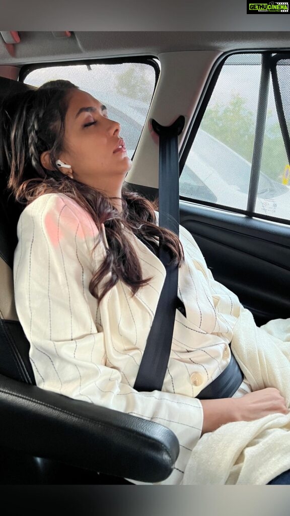 Mrunal Thakur Instagram - Backseat entertainer 💁🏻‍♀️ because backseat driving became too mainstream