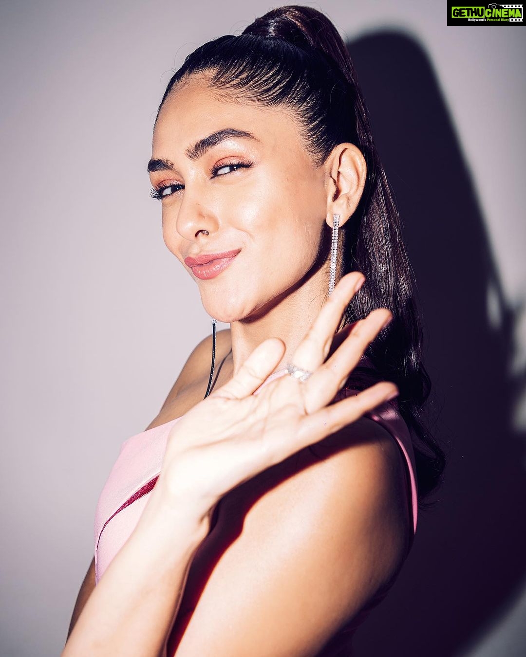 Mrunal Thakur Instagram - Barbie energy in this Oppenheimer world! 💝🌷💄