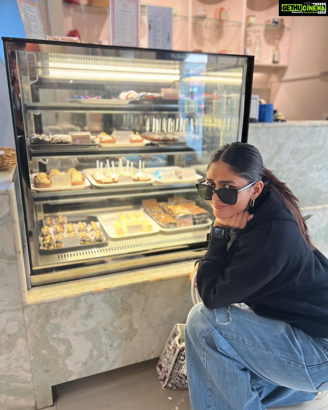 Mrunal Thakur Instagram - E S S E N T I A L S 🧁🌷☕️☀️