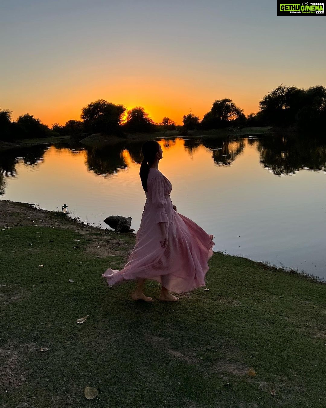 Mrunal Thakur Instagram - 🌅🦋💕🌻