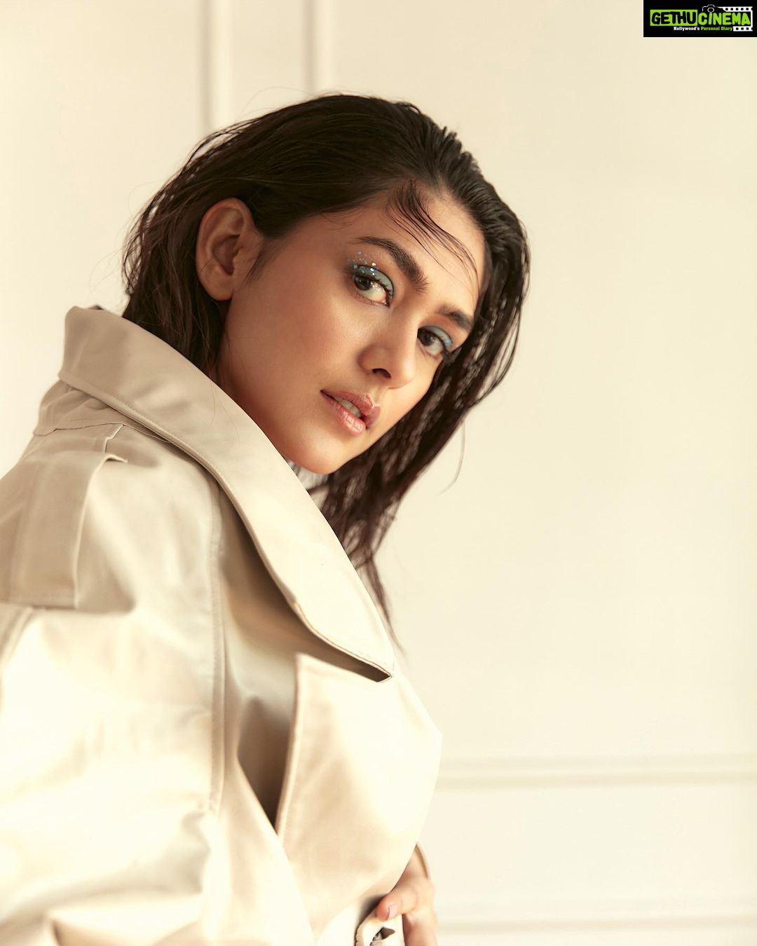 Mrunal Thakur Instagram - A little bit of gloss and whole lotta boss 🕵🏻♀