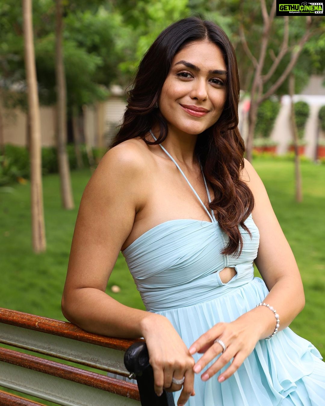 Mrunal Thakur Instagram - Back to Bombay, and the grind #MondayBluesDoneRight