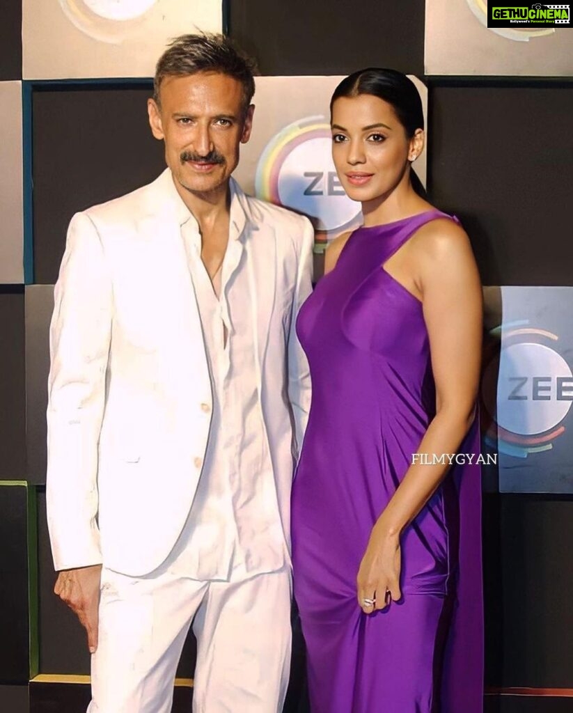 Mugdha Godse Instagram - Thank you… 🙏🏽🙏🏽🙏🏽 @sunil.r.khandare for these clicks @filmygyan 🙏🏽 What a night! Rahul Dev and Mugdha Godse make a stunning appearance at the event, turning heads with their beautiful love story. #filmygyan #RahulDev #MugdhaGodse #event #love