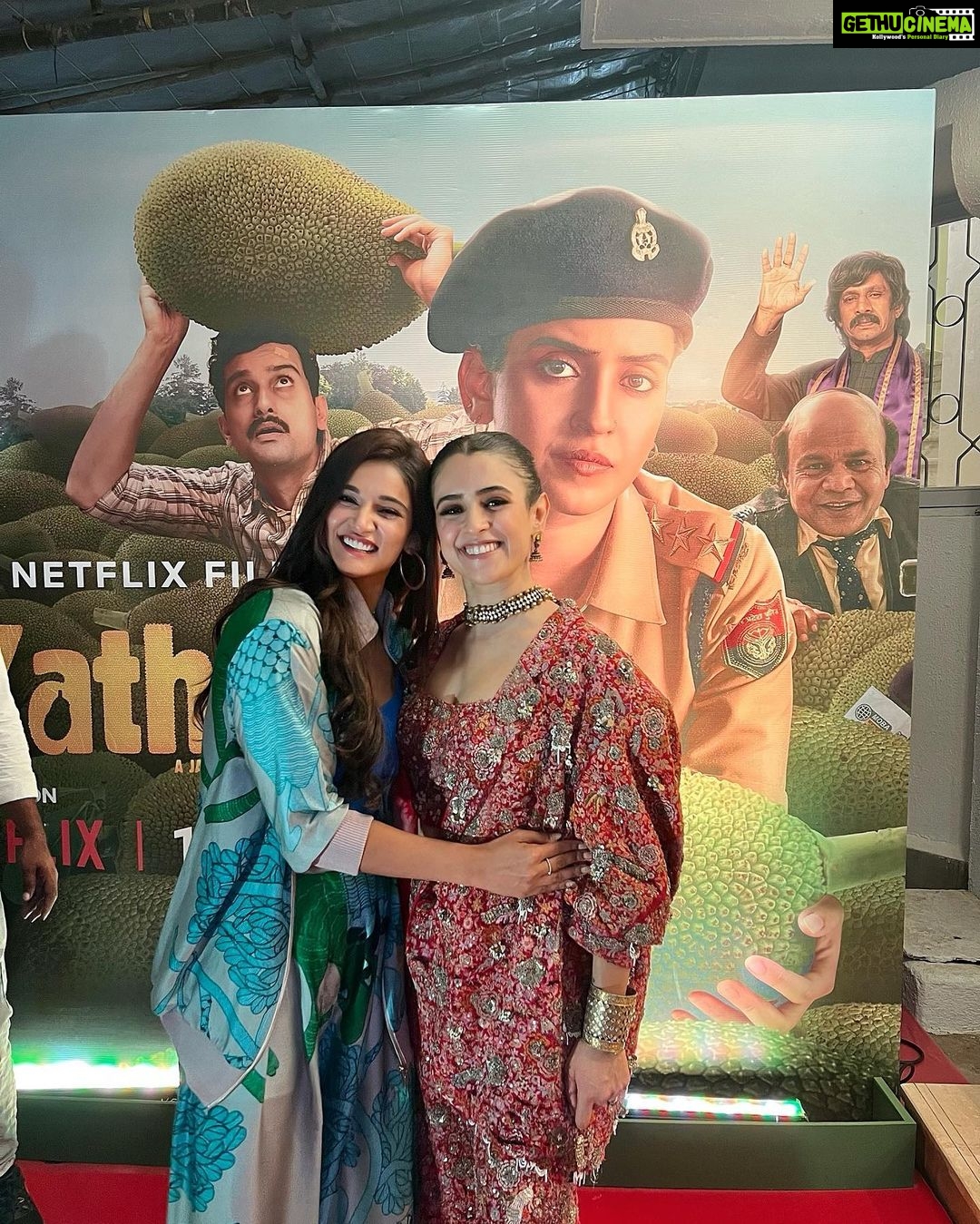 Mukti Mohan Instagram - 🩵 क ट ह ल dekhiye!! Kamaal ki film pyaare logon ne milkar banayi hai. Congratulations @sikhya @guneetmonga @achinjain20 @yashowardhanm @sanyamalhotra_ @mann012 Photography @shaurya_bajpai Outfit @aartivijaygupta HMU @saba_hair_makeupartist