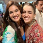 Mukti Mohan Instagram - 🩵 क ट ह ल dekhiye!! Kamaal ki film pyaare logon ne milkar banayi hai. Congratulations @sikhya @guneetmonga @achinjain20 @yashowardhanm @sanyamalhotra_ @mann012 Photography @shaurya_bajpai Outfit @aartivijaygupta HMU @saba_hair_makeupartist