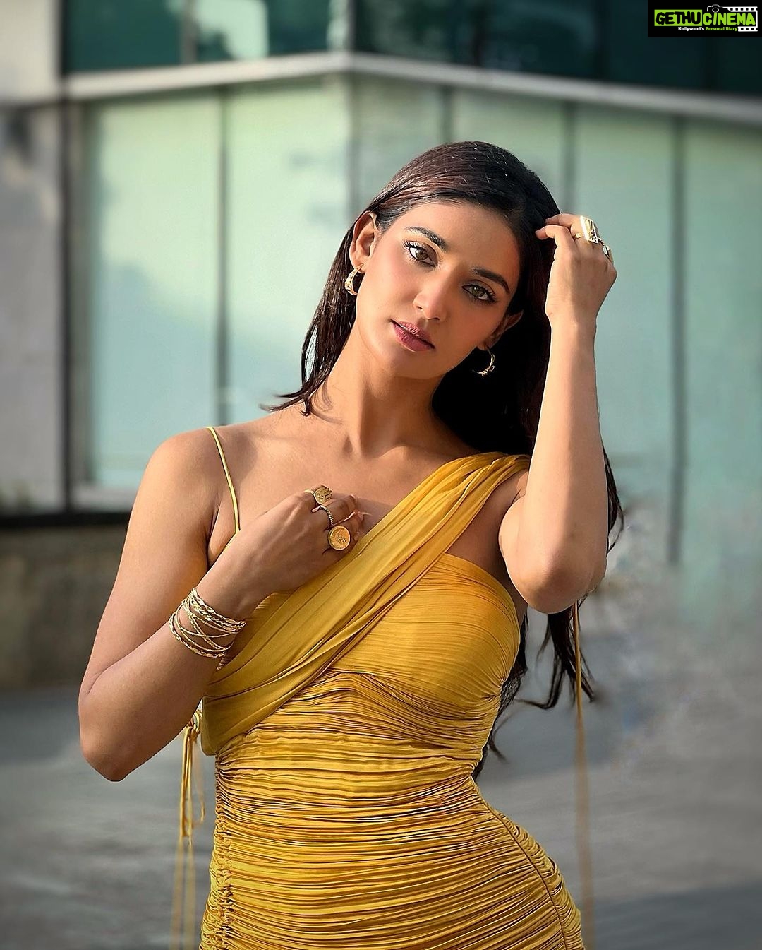 Mukti Mohan Instagram - A patch of sun on a cloudy day! ๐ธ @_shraddhabobade_ ๐ซ @premavshetty HMU @saba_hair_makeupartist Styled by- @isolatednee Styling assistant-@stylebypreksha Outfit-@arokaofficial Jewellery- @ethnicandaz Footwear - @oceedeeshoes