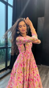 Mukti Mohan Instagram - Feeling prouder by the day as @neetimohan18 ‘s trending no. 1 with #chaltereishqmein @mithoon11 @vishalmishraofficial !! Congratulations 🎉 Couldn’t resist reel-ling after seeing you two dance together to it @mohanshakti @neetimohan18 🌼 @lavanyathelabel 🌸 @aachho Thanks @nrityashakti @shubhamdancer @rajak_sanjip @guptameghal