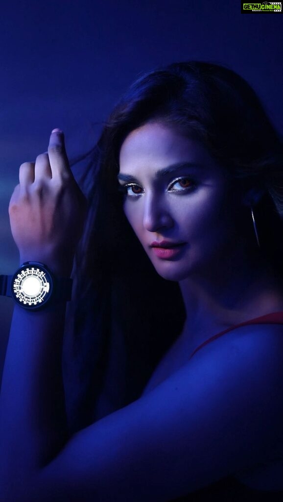 Mukti Mohan Instagram - It’s time to groove and move with the all-new @fireboltt_ Cyclone smartwatch 🌀 The smartwatch comes with vibrantly colored textured straps and is equipped with top-notch features like a 1.6” HD round display, Bluetooth calling, motion sensor gaming, always-on display, assisted GPS, NFC access door control, and much more. 🔥⌚ Out now on fireboltt.com and Flipkart at a special launch price of INR 2499 only! #Fireboltt #Cyclone #TwistOfBliss