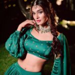 Mukti Mohan Instagram - mood : hum pe ye kisne hara rang daala 🦚 Ab gaana complete aap comments mein kariye 🌝 Outfit - @ease_kv Jewellery- @aquamarine_jewellery Stylist - @dharagandhistylist Hair and make up - @saba_hair_makeupartist Photography - @_smfilms