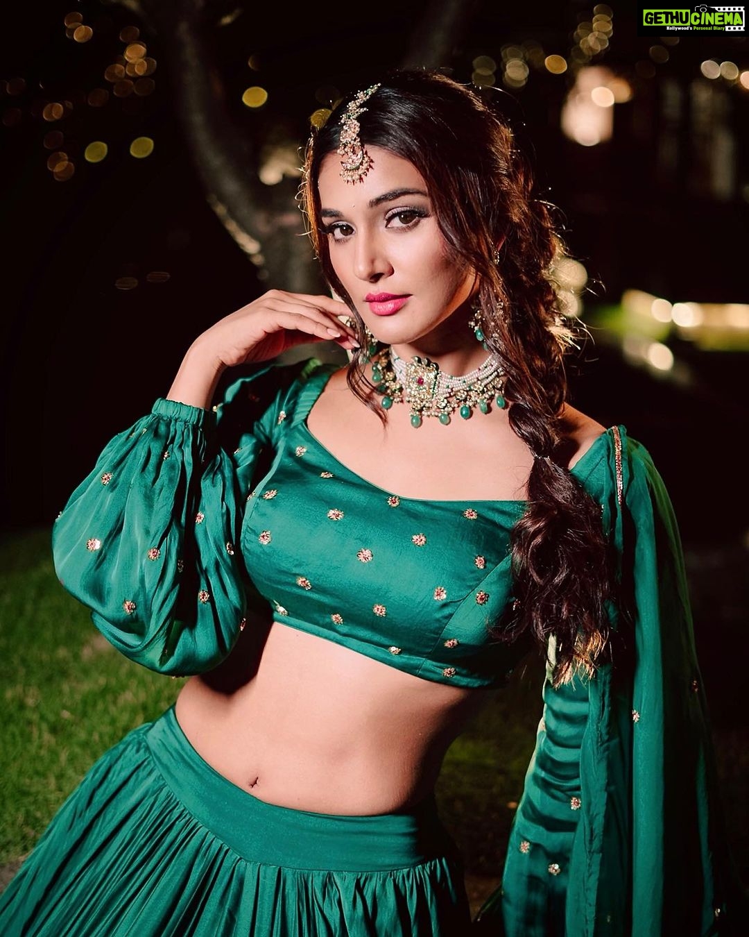 Mukti Mohan Instagram - mood : hum pe ye kisne hara rang daala 🦚 Ab gaana complete aap comments mein kariye 🌝 Outfit - @ease_kv Jewellery- @aquamarine_jewellery Stylist - @dharagandhistylist Hair and make up - @saba_hair_makeupartist Photography - @_smfilms