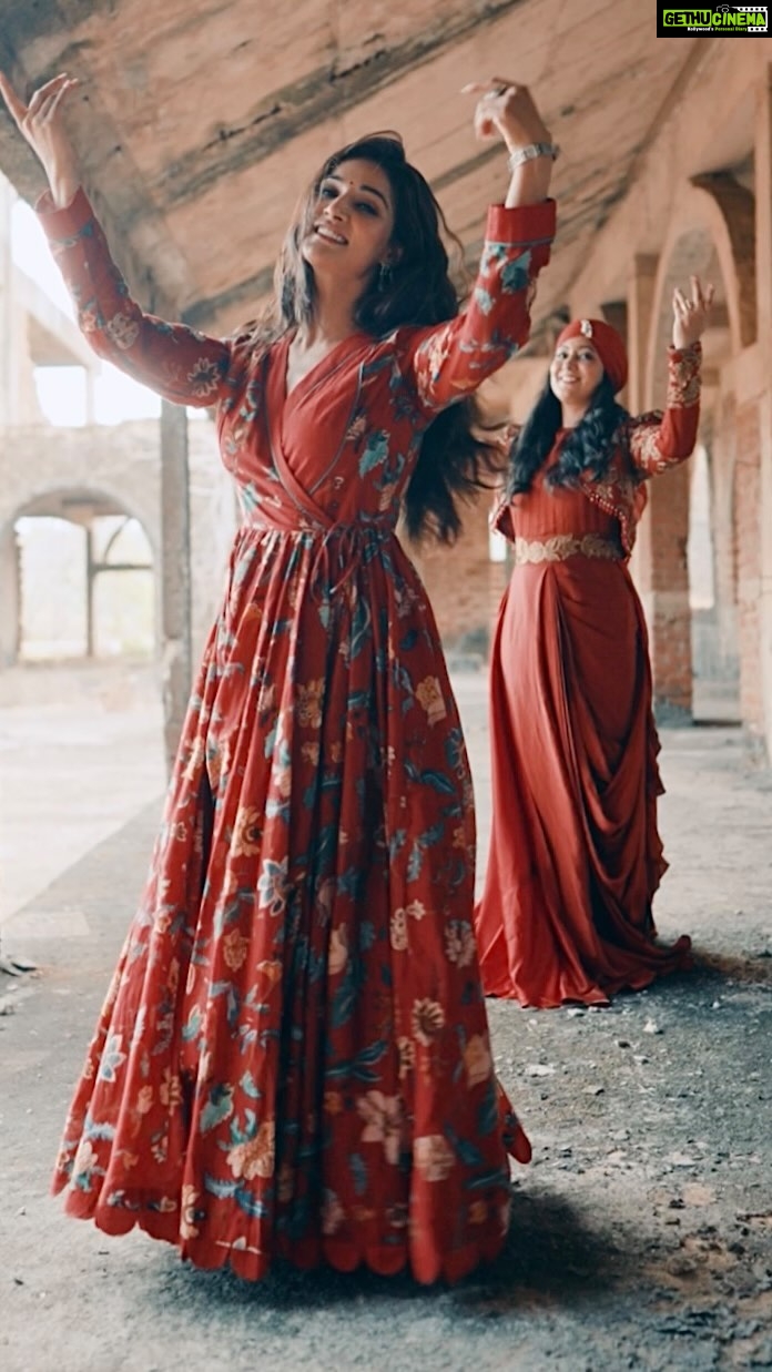 Mukti Mohan Instagram - It’s time to add your touch to our song “Waah Sajna” Create Reels doing this hook step ! And we’ll share the love! ❤️ Mukti’s Outfit : @samantchauhan Harshdeep’S Outfit : @sejalkamdardesigns #WaahSajna #Hookstep #sufidance #harshdeepkaur #muktimohan #sufisong