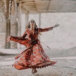 Mukti Mohan Instagram - A mystical voice that ignited the magic inside me..🕊️ Witness the magic of Waah Sajna on 14th July! Extremely elated to be sharing a glimpse of our #WahSajna 🤍 @harshdeepkaurmusic @gulraj_singh @jagmeetbal1312 @shubh.mukherjee @mankeet_singh #WaahSajna #HarshdeepKaur #MuktiMohan #SufiSong #NewMusicVideo