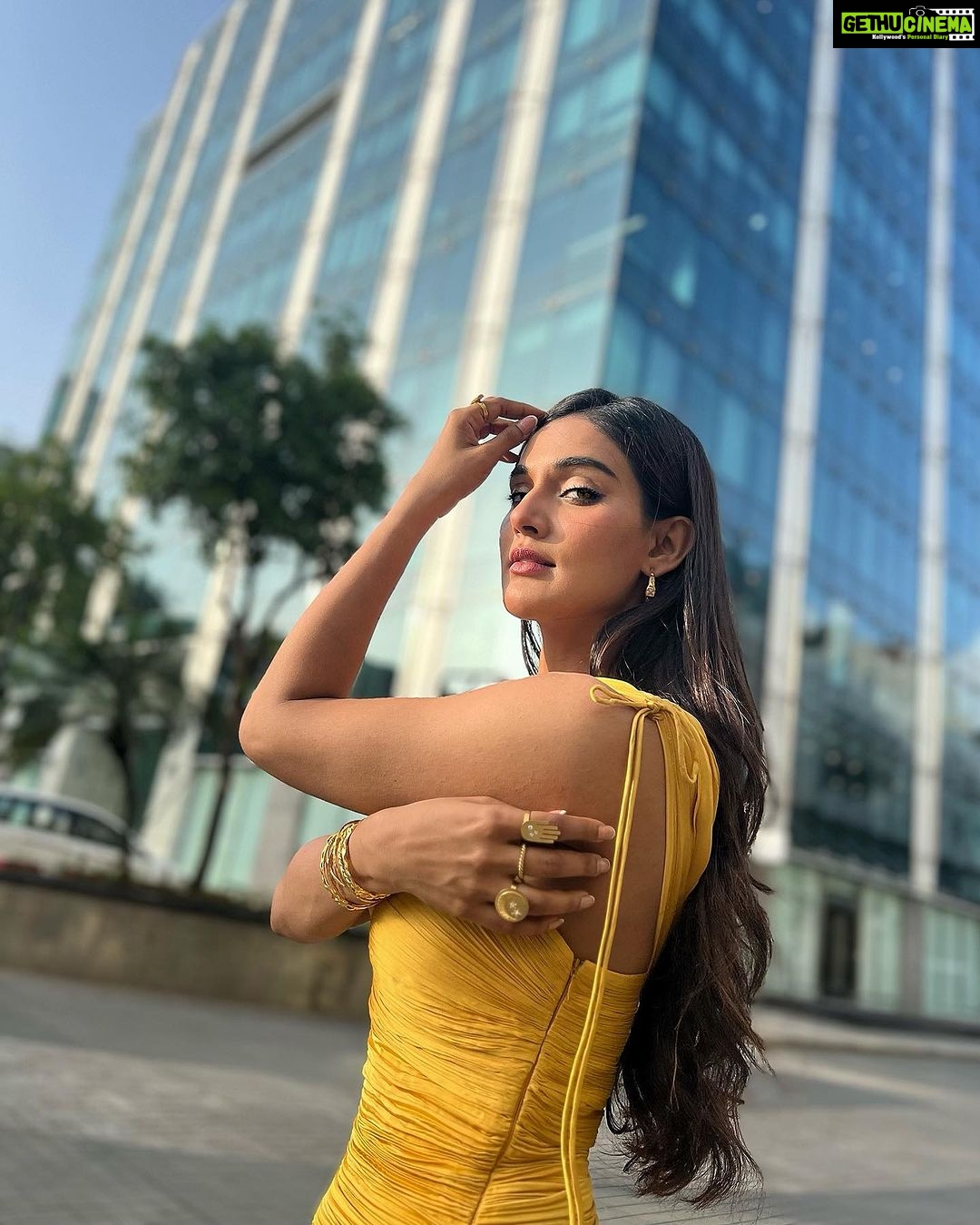 Mukti Mohan Instagram - A patch of sun on a cloudy day! ๐ธ @_shraddhabobade_ ๐ซ @premavshetty HMU @saba_hair_makeupartist Styled by- @isolatednee Styling assistant-@stylebypreksha Outfit-@arokaofficial Jewellery- @ethnicandaz Footwear - @oceedeeshoes
