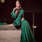 Mukti Mohan Instagram - mood : hum pe ye kisne hara rang daala 🦚 Ab gaana complete aap comments mein kariye 🌝 Outfit - @ease_kv Jewellery- @aquamarine_jewellery Stylist - @dharagandhistylist Hair and make up - @saba_hair_makeupartist Photography - @_smfilms