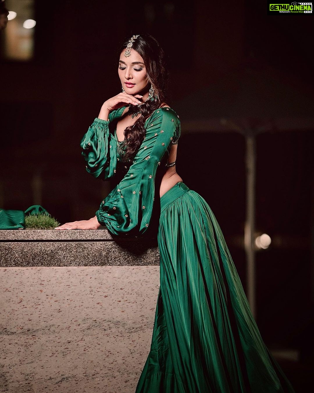 Mukti Mohan Instagram - mood : hum pe ye kisne hara rang daala 🦚 Ab gaana complete aap comments mein kariye 🌝 Outfit - @ease_kv Jewellery- @aquamarine_jewellery Stylist - @dharagandhistylist Hair and make up - @saba_hair_makeupartist Photography - @_smfilms