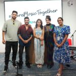 Munawar Faruqui Instagram - Kya din tha🙈 got a chance to meet the the the @sunidhichauhan5 aur yahi nahi sath perform kiya ek stage pe😭 aur line up pe itna sara talent @aasthagill @arjunkanungo @kamakshikhannamusic 🥳 Thank you @metaindia #moremusictogether for making this possible 😘 #munawarmusic #madari