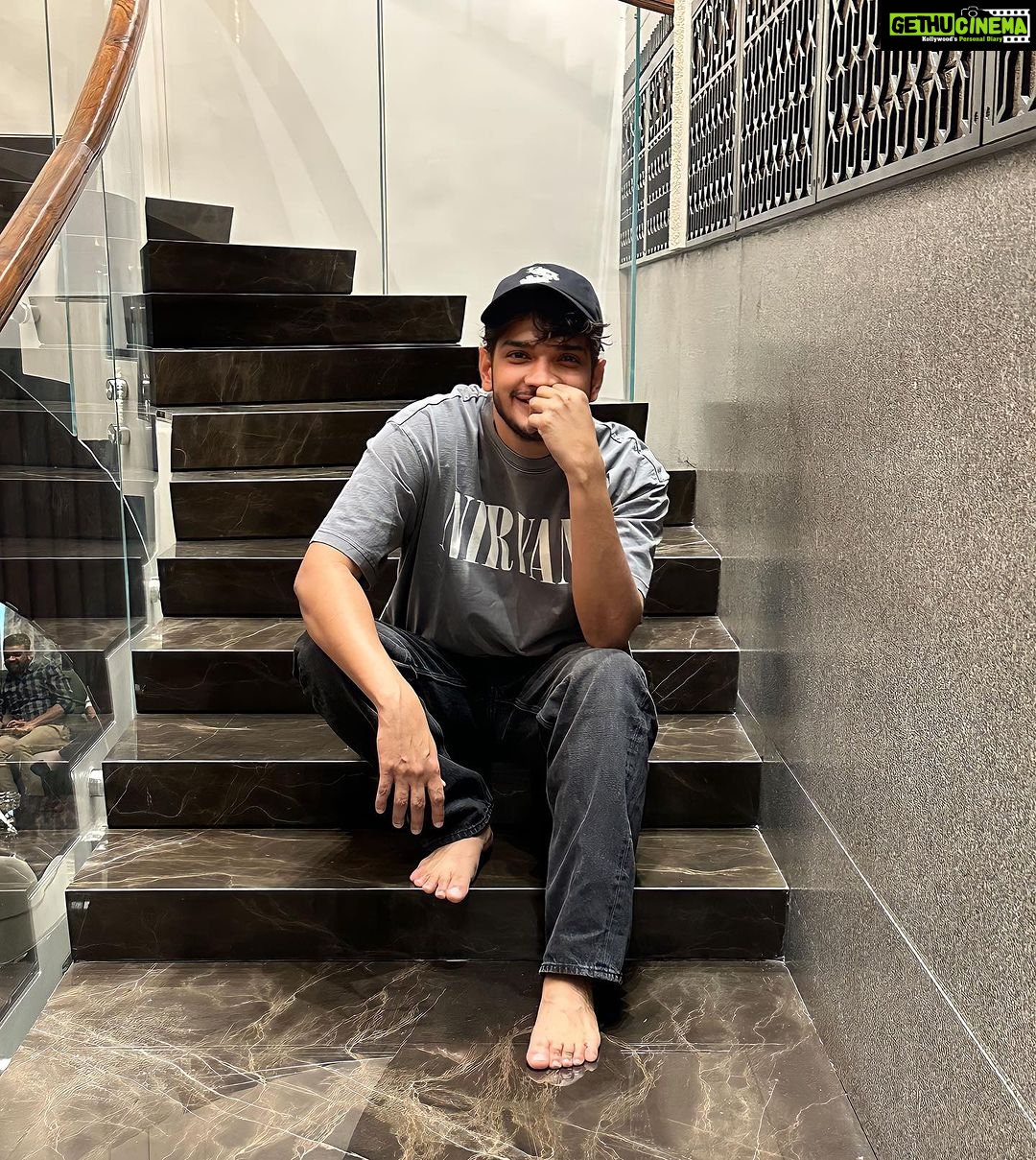 Munawar Faruqui Instagram - Sirhana khali muje Yaad teri aa rahi hai Bhukh marr chuki hai fikar teri kha rahi hai. - munawar 🖤