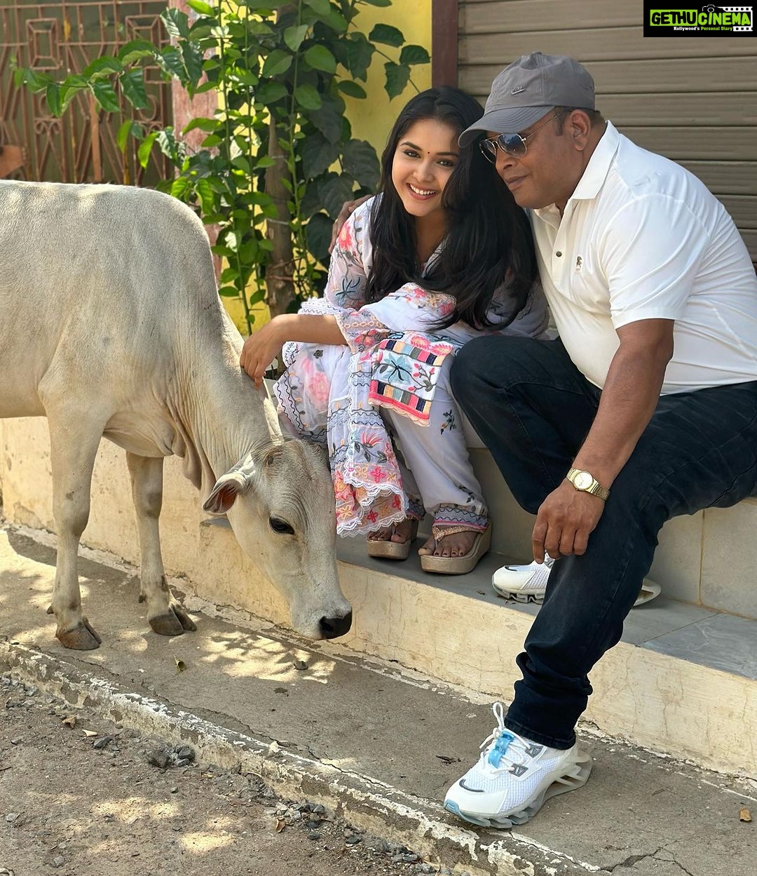 Muskan Bamne Instagram - Happiest Birthday Papa ❤️ We love you so much 😍😍🥳🎂🥹 @bamne_rakesh_15 #PapaKaBirthday #Blessed