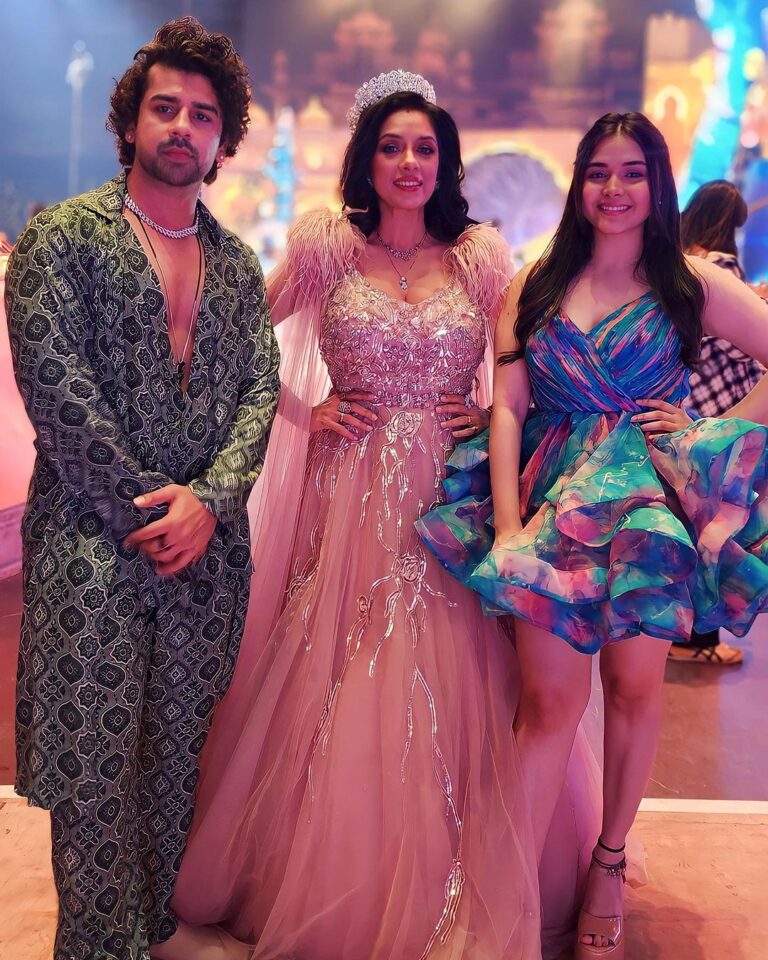 Muskan Bamne Instagram - WITH THE QUEEN & THE PRINCESS My Best Maa & Best Behen… Congratulations to both the ACE PERFORMERS.. 🫶🫶🫶 #welldeserved 🤞🧿❤️🌟👏🥰 . What a great way to bring your birthday my love @muskanbamne … i love you soo soo soo much.. yes dadu is sooper proud of you and watching over you too.. and so are we as family here for you always… beautiful soul inside out (mere chutku) i am soo happy and grateful that i have you always by my side.. May you get all u need & deserve.. & i know you will my Pretty Princess.. ❤️👸🌟🧿😇🤗❤️ . #happybirthday #paakhi #anupamaa #chachukachuha #toshu #star #maa #behen #bhai #starplus #starpariwaar #awardsnight #actors #actorslife #explore #explorepage #gratitude Film City